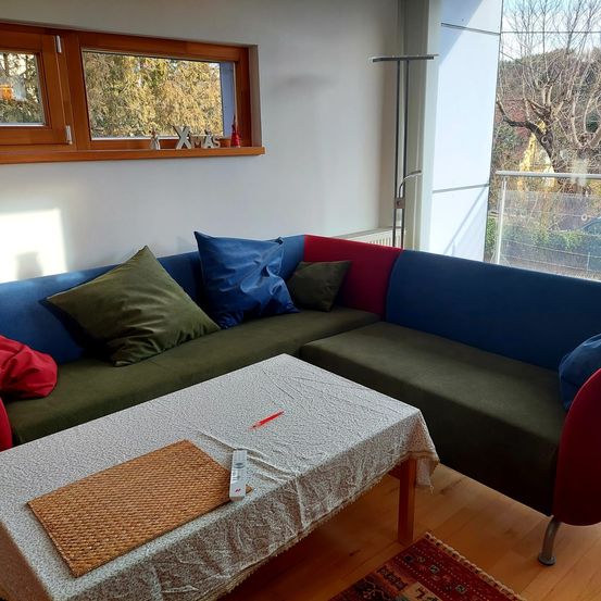 Bild enthält, Couch, Furniture, Table, Pen, Home Decor, Building, Indoors, Living Room, Room, Chaise