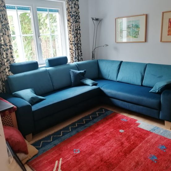 Bild enthält, Home Decor, Couch, Furniture, Indoors, Interior Design, Living Room, Rug, Photo Frame, Painting, Cushion