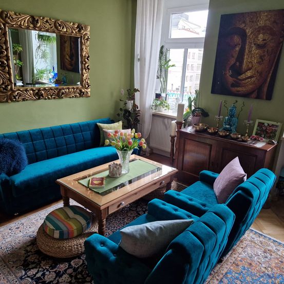 Bild enthält, Furniture, Indoors, Living Room, Home Decor, Couch, Table, Coffee Table, Candle, Rug, Interior Design