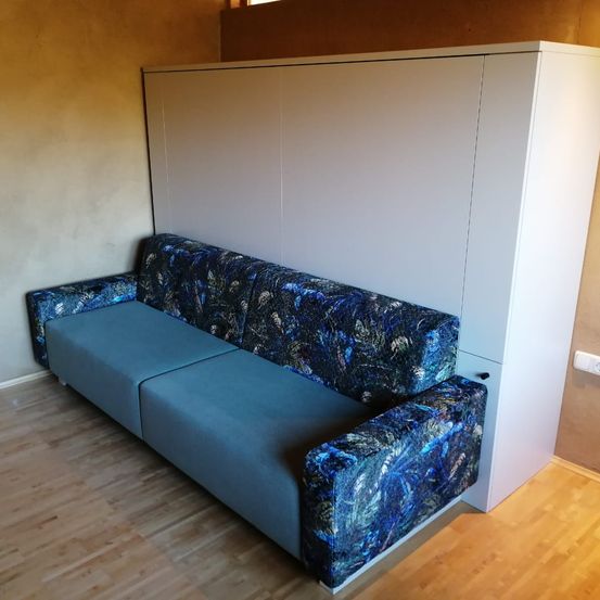 Bild enthält, Couch, Furniture, Indoors, Interior Design, Architecture, Building, Living Room, Room, Home Decor, Floor