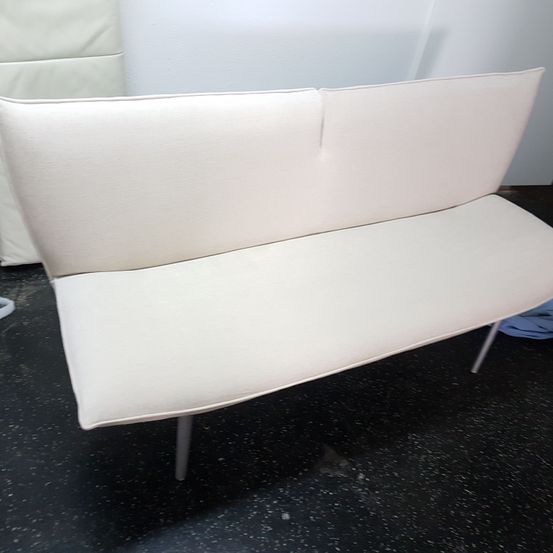 Bild enthält, Couch, Furniture, Cushion, Home Decor, Pillow