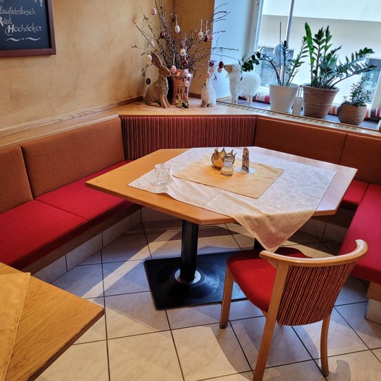 Bild enthält, Table, Floor, Flooring, Couch, Living Room, Tabletop, Wood, Chair, Coffee Table, Plywood