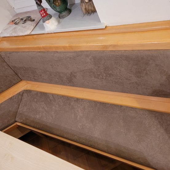 Bild enthält, Plywood, Wood, Interior Design, Hardwood, Couch, Furniture, Stained Wood, Bench, Flooring, Person