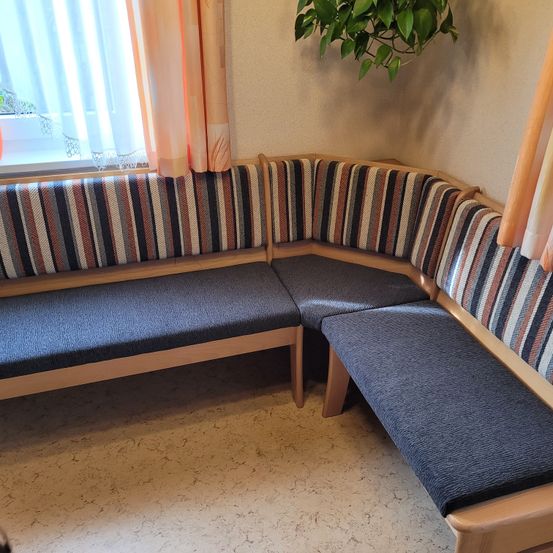 Bild enthält, Couch, Furniture, Building, Indoors, Living Room, Room, Boy, Child, Male, Person