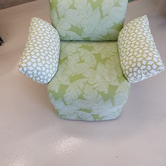 Bild enthält, Furniture, Chair, Cushion, Home Decor, Armchair, Pillow