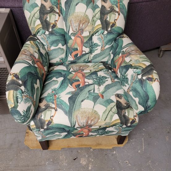 Bild enthält, Furniture, Chair, Armchair, Person