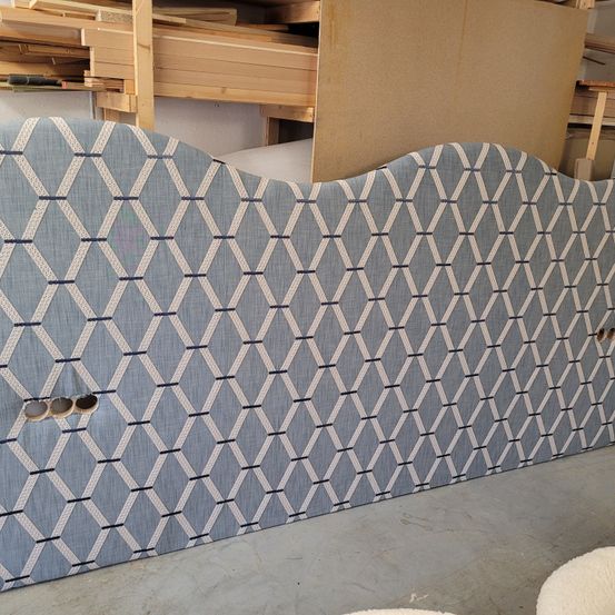 Bild enthält, Indoors, Interior Design, Home Decor, Rug, Accessories, Glasses, Cushion, Bed, Furniture