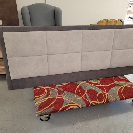 Bild enthält, Furniture, Couch, Machine, Wheel, Chair, Cushion, Home Decor, Pillow