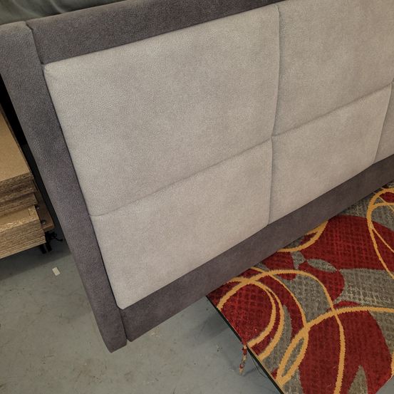 Bild enthält, Couch, Furniture, Home Decor, Rug, Indoors, Interior Design