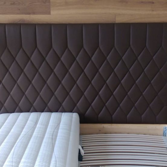 Bild enthält, Indoors, Interior Design, Wood Panels, Furniture, Electrical Device, Switch, Cushion, Home Decor