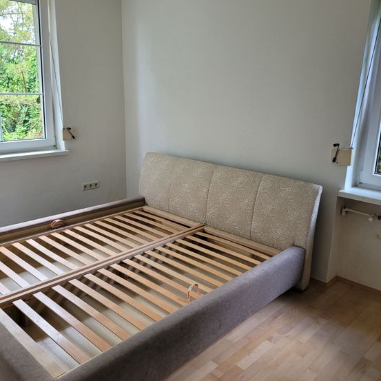 Bild enthält, Furniture, Wood, Indoors, Interior Design, Floor, Couch, Home Decor, Crib, Infant Bed, Flooring