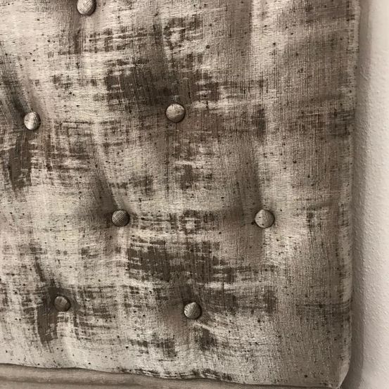 Bild enthält, Wood, Indoors, Interior Design, Face, Head, Person, Corrosion, Rust