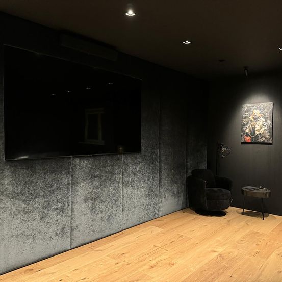 Bild enthält, Indoors, Interior Design, Floor, Flooring, Wood Panels, Foyer, Hardwood, Stained Wood, Wood, Painting