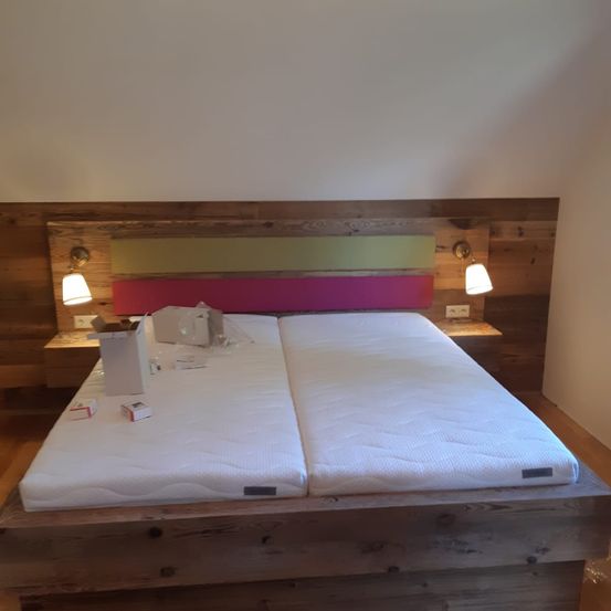 Bild enthält, Indoors, Interior Design, Hardwood, Stained Wood, Wood, Spa, Box, Package