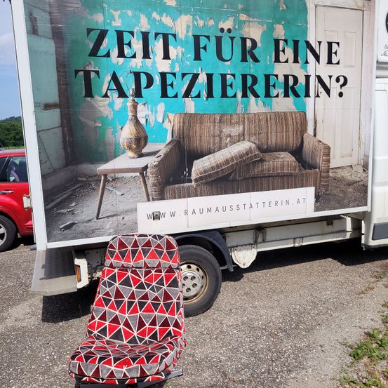 Bild enthält, Advertisement, Machine, Wheel, Couch, Furniture, Car, Vehicle, Chair, Truck, Moving Van