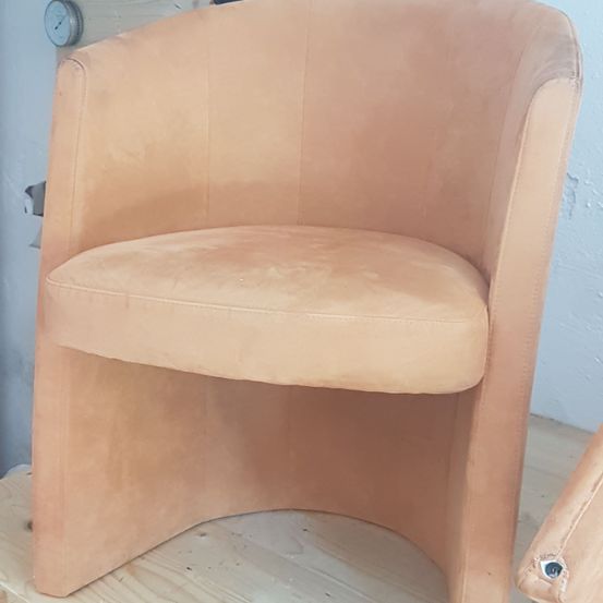 Bild enthält, Furniture, Chair, Wood, Armchair, Accessories, Bag, Handbag