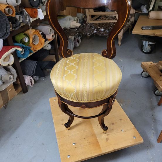 Bild enthält, Furniture, Wood, Chair, Machine, Wheel