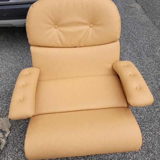 Bild enthält, Furniture, Chair, Armchair, Car, Transportation, Vehicle, Couch, Recliner