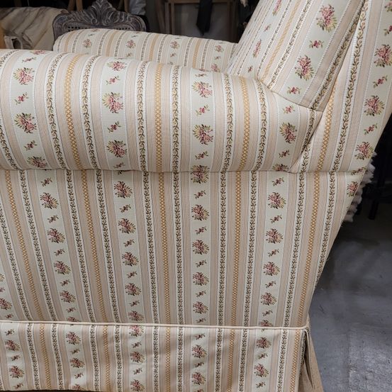 Bild enthält, Furniture, Chair, Couch, Tape, Armchair, Machine, Wheel