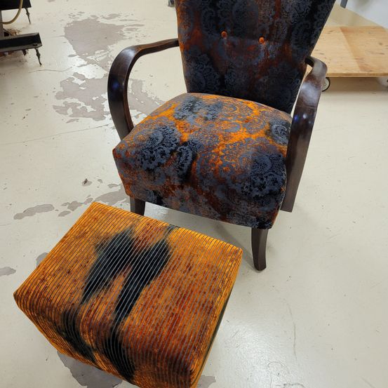 Bild enthält, Furniture, Chair, Armchair, Machine, Wheel, Car, Transportation, Vehicle, Accessories, Wallet