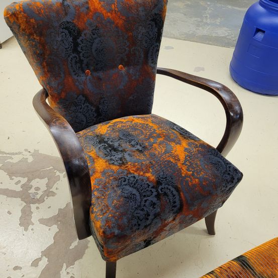 Bild enthält, Furniture, Chair, Armchair, Machine, Wheel