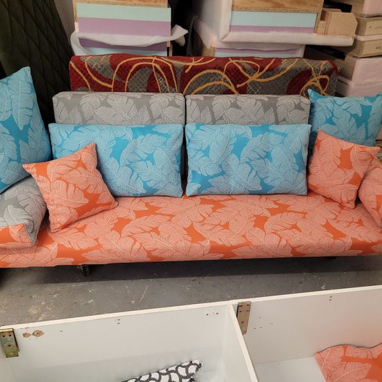 Bild enthält, Couch, Furniture, Cushion, Home Decor, Building, Indoors, Living Room, Room, Pillow, Interior Design