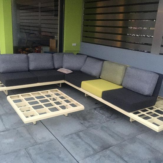 Bild enthält, Floor, Furniture, Couch, Architecture, Building, Indoors, Lounge, Foyer