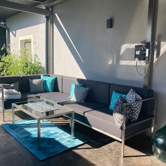 Bild enthält, Couch, Furniture, Home Decor, Coffee Table, Table, Indoors, Interior Design, Living Room, Room, Cushion