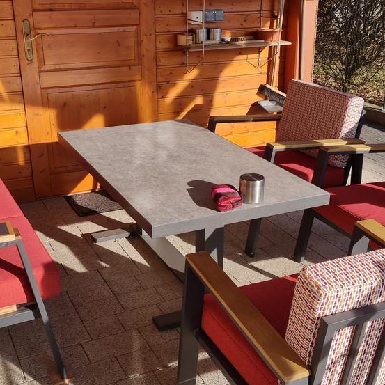 Bild enthält, Indoors, Interior Design, Furniture, Table, Tabletop, Building, Lounge, Chair, Couch, Dining Table