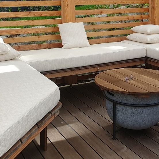 Bild enthält, Wood, Indoors, Interior Design, Architecture, Balcony, Building, Hardwood, Stained Wood, Housing