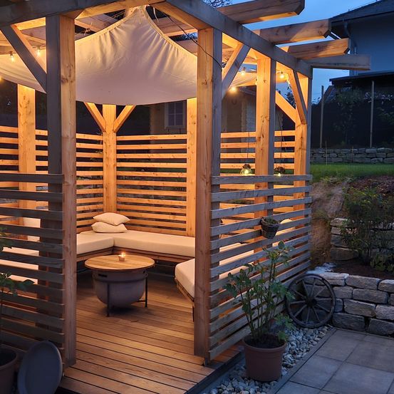 Bild enthält, Interior Design, Housing, Porch, Backyard, Outdoors, Patio, Pergola, Wood, Wheel, Plant