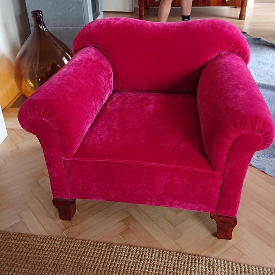 Bild enthält, Furniture, Chair, Couch, Armchair, Person