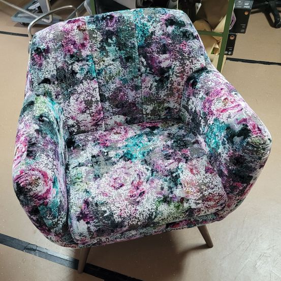 Bild enthält, Furniture, Chair, Accessories, Bag, Handbag, Armchair