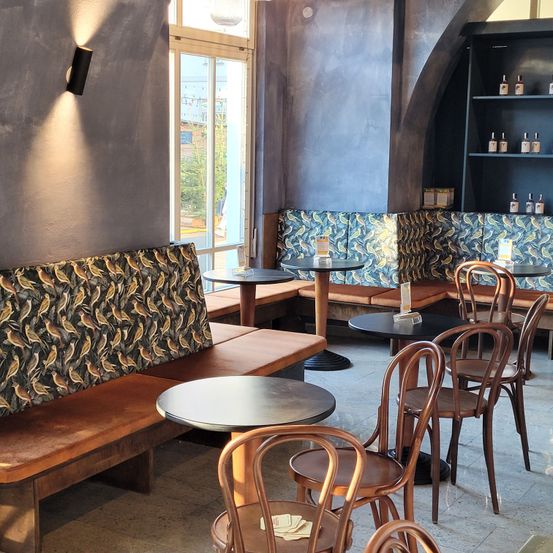 Bild enthält, Indoors, Restaurant, Cafe, Chair, Furniture, Interior Design, Building, Lounge, Wood, Cafeteria