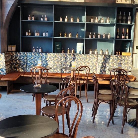 Bild enthält, Indoors, Restaurant, Cafe, Chair, Furniture, Building, Dining Table, Table, Cafeteria, Dining Room