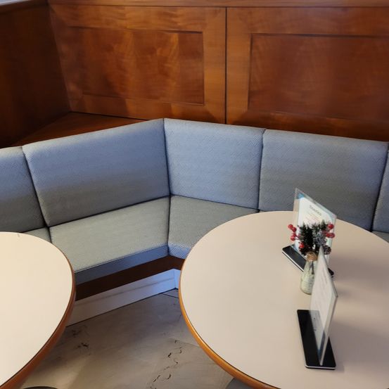 Bild enthält, Furniture, Table, Indoors, Interior Design, Tabletop, Coffee Table, Couch, Lounge, Plywood, Living Room