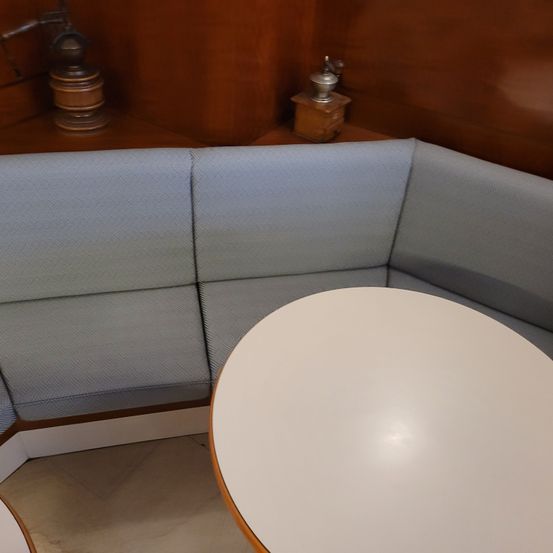 Bild enthält, Couch, Furniture, Table, Tabletop, Indoors, Interior Design, Plywood, Wood, Coffee Table, Living Room