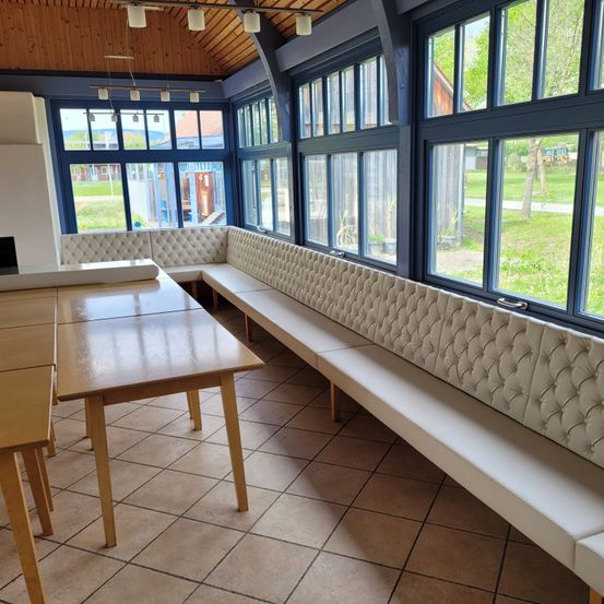 Bild enthält, Floor, Flooring, Interior Design, Building, Furniture, Living Room, Wood, Couch, Table, Window