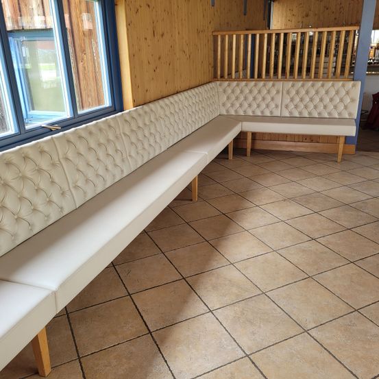 Bild enthält, Floor, Flooring, Indoors, Interior Design, Wood, Plywood, Furniture, Living Room, Bench, Window