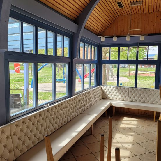 Bild enthält, Indoors, Interior Design, French Window, Window, Building, Floor, Flooring, Living Room, Bay Window, Couch