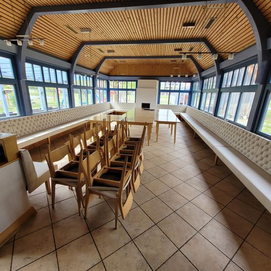 Bild enthält, Floor, Flooring, Indoors, Interior Design, Building, Wood, Furniture, Lounge, Restaurant, Table