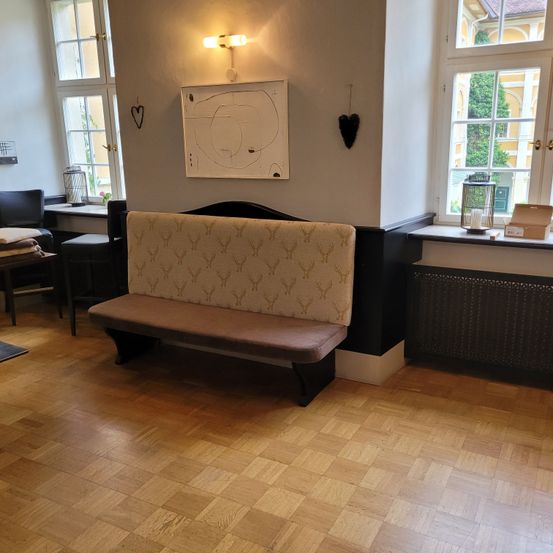 Bild enthält, Floor, Flooring, Wood, Building, Living Room, Couch, Interior Design, Hardwood, Chair, Table