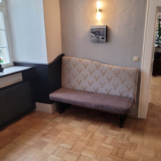 Bild enthält, Floor, Flooring, Couch, Furniture, Indoors, Interior Design, Building, Living Room, Wood, Window