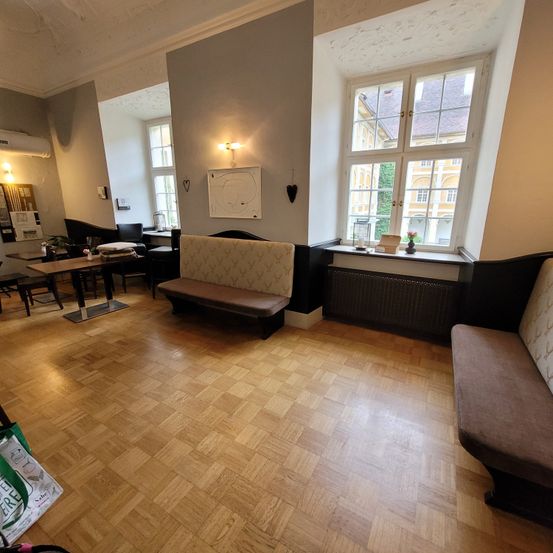 Bild enthält, Floor, Flooring, Building, Living Room, Wood, Couch, Hardwood, Interior Design, Table, Chair