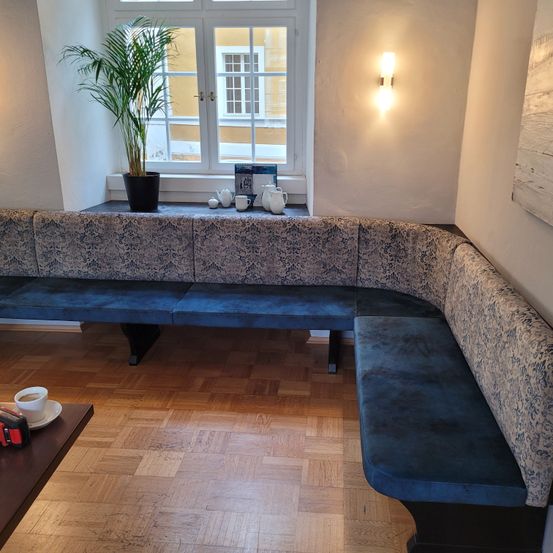 Bild enthält, Floor, Flooring, Interior Design, Building, Living Room, Wood, Couch, Hardwood, Table, Plant