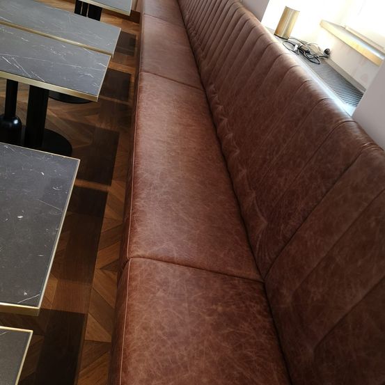 Bild enthält, Couch, Furniture, Indoors, Interior Design, Hardwood, Wood, Table, Tabletop, Stained Wood, Floor