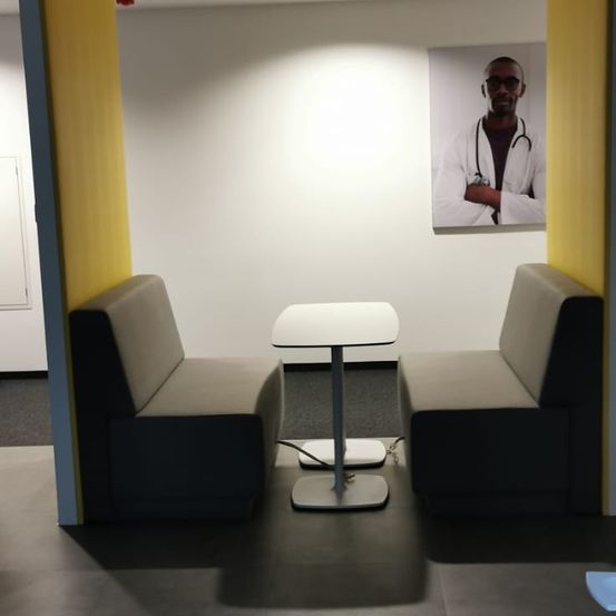 Bild enthält, Floor, Adult, Male, Man, Person, Furniture, Indoors, Glasses, Flooring, Foyer