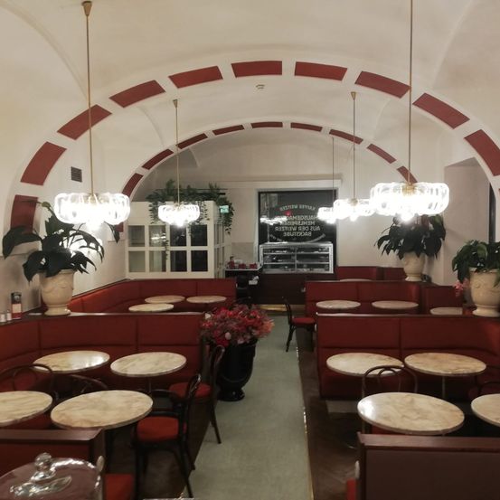 Bild enthält, Indoors, Restaurant, Furniture, Lounge, Cafe, Blackboard, Chair, Dining Room, Dining Table, Table