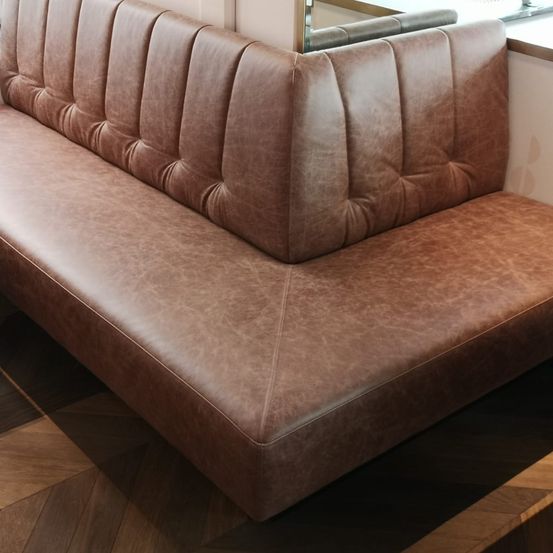 Bild enthält, Furniture, Couch, Cushion, Home Decor, Pillow, Chaise