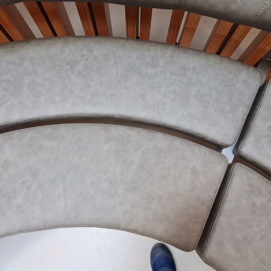 Bild enthält, Indoors, Interior Design, Wood, Furniture, Architecture, Vault Ceiling, Housing, Staircase, Bag, Handbag